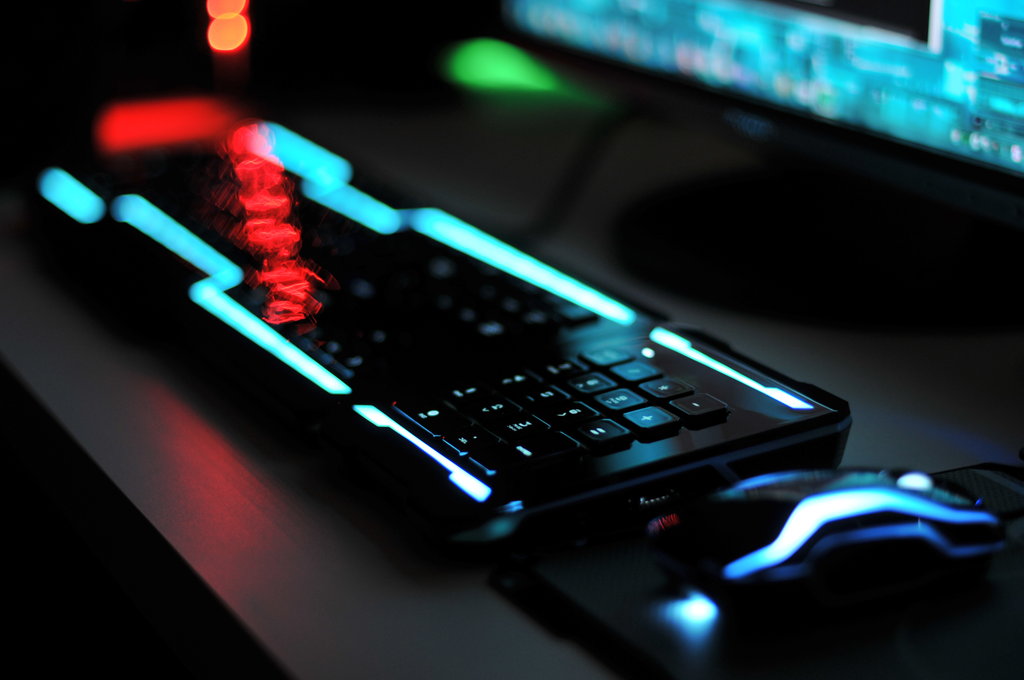 razer_tron_gaming_keyboard_and_mouse_by_commandertokiwa-d5uk84h